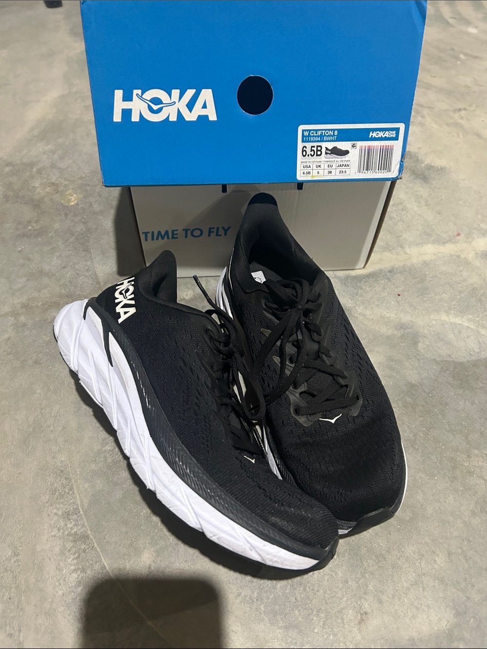 Hoka women’s Clifton 8 in size 6.5 black and white